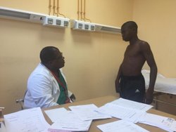 Notre maestro Ngolo à l’hopital General de Douala Cameroun entrains de passer une visite chez l’orthoped Pour son bras - Tcheuffa Sport Academy